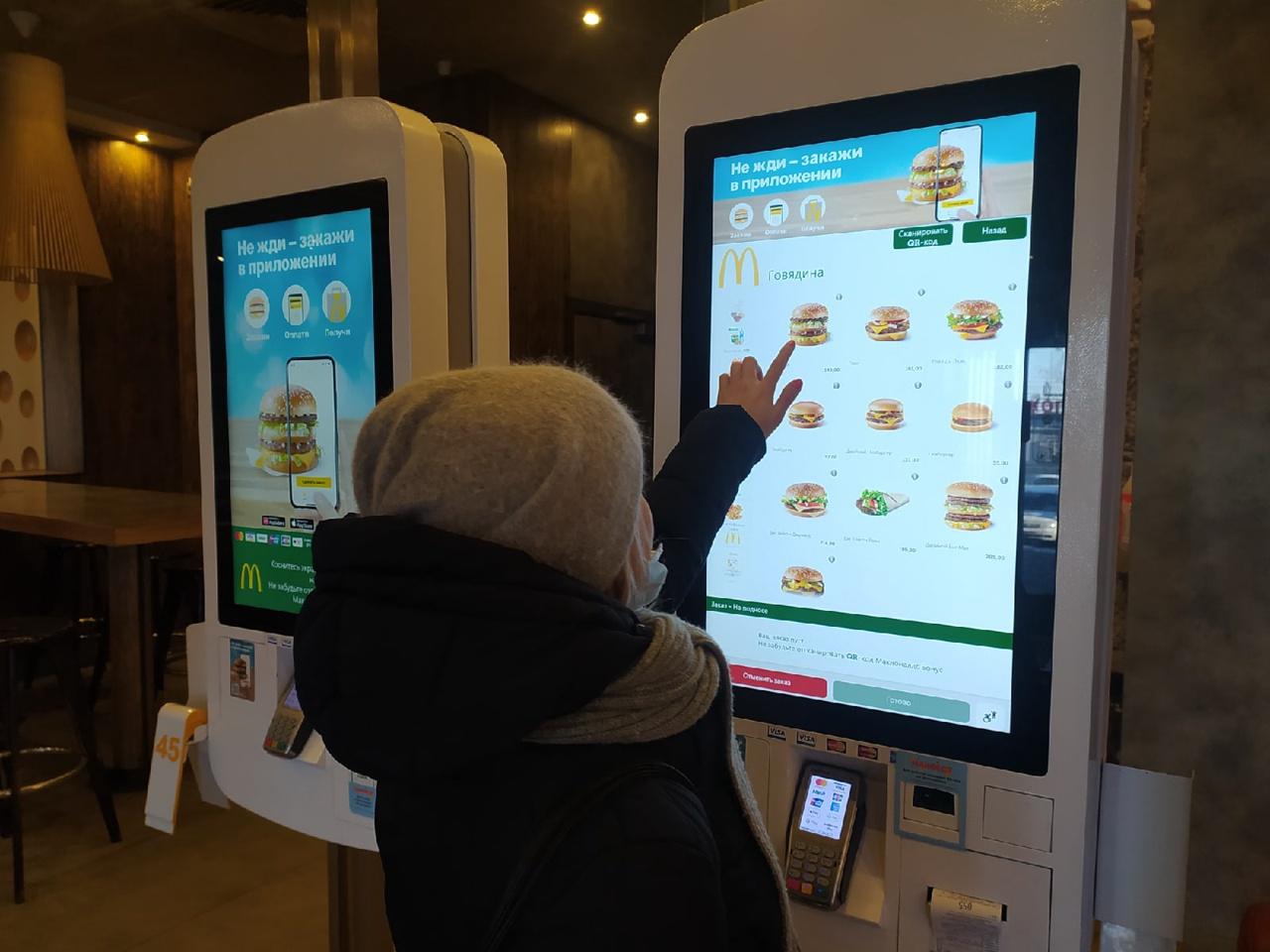 Фото В Новосибирске рестораны сети McDonald’s продолжили работать 14 марта 3